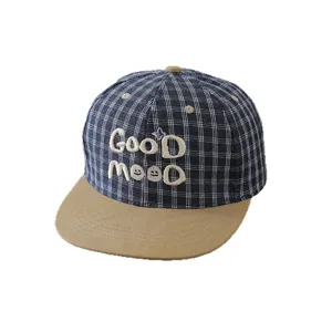 Gorra de béisbol de ala plana a cuadros para niños con letras bordadas y estilo hip hop.