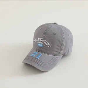 Gorra de béisbol gris para niños con bordado del número 21 y detalles de letras inglesas.