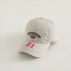 Vista detallada de la gorra de béisbol beige para niños con el número 21 y bonitos bordados.
