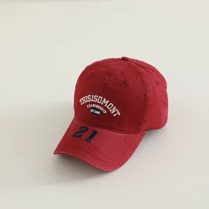 Vista detallada de cerca de la gorra de béisbol roja para niños con bordado de número.