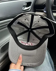 Detaillierte Innenansicht der Sommer Kinder Kappe mit sauberem Futter und Nähten.