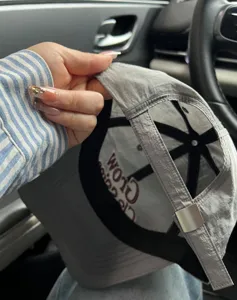 Detailansicht des verstellbaren schnelltrocknenden Kappenriemens und atmungsaktiven Futters.