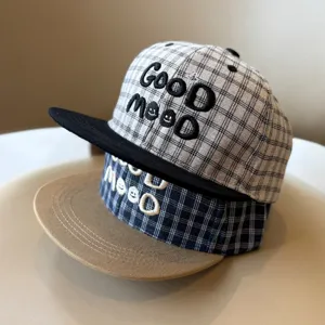 Detalle gorra visera plana cuadros niños, diseño letra bordada lindo, sombrero elegante infantil.