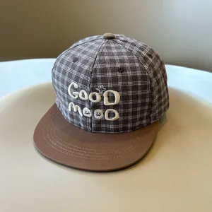 Gorra de béisbol de ala plana a cuadros para niños con letras bordadas, sombrero elegante.