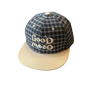 Gorra de béisbol de cuadros con visera plana para niños y niñas con bordado elegante.