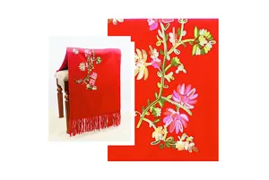 Vista detalle bufanda chal mujer de imitación cachemira roja con bordado floral y flecos.