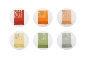 Vista dettagliata della sciarpa in cashmere imitazione ricamata stile etnico con frange, colori.