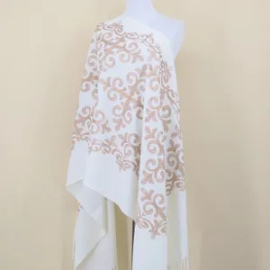 Witte kasjmier-look geborduurde sjaal omslagdoek met gouden etnisch totem patroon voor dames.