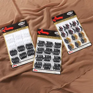 Detailansicht von bunten Plastik-Hijabnadeln und Sicherheitstuchclips auf Verpackungskarten.