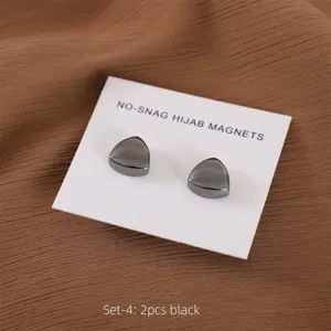Een gedetailleerd overzicht van de zwarte driehoekige magnetische hijab speldjes.