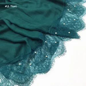 Donkergroene katoen linnen sjaal detail met elegante kanten rand en witte parels.