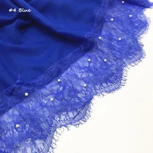 Blauwe kant-en-klare sjaal met fijne bloemenkantrand en elegante kunstparelversieringen.