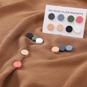 Detailansicht bunter runder magnetischer Hijab-Nadeln auf Stoff, ideal für sichere Kleidung.