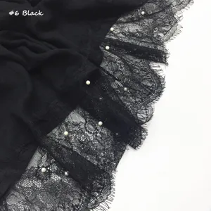 Zwarte kanten parel sjaal detailweergave, elegante katoenenmix omslagdoek close up.