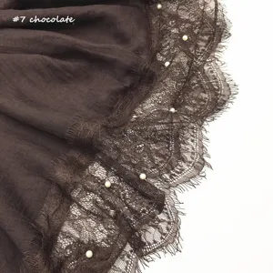 Bruine katoenen linnen sjaal met kant afwerking en parels elegante winter omslagdoek.