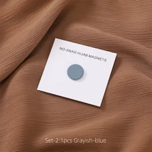 Detailansicht des runden flachen farbigen Hijab Magneten ideal fuer sichere Schals Fixierung.