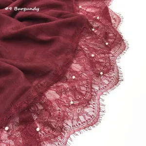 Bordeauxkleurig katoen linnen sjaal detail met fijne kantrand en elegante parels.