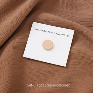 Cremefarbener runder Hijab-Magnet Schalclip magnetische Brosche Befestigung, Detailansicht.