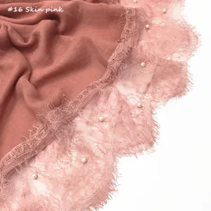 Roze kanten parel sjaal detail, elegante bloemkanten rand met fijne delicate parels.