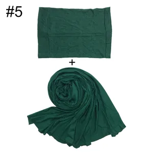 Einfarbig dunkelgrüner Schal und Untertuch Mütze Set, weiches Material, Detailansicht Damen.