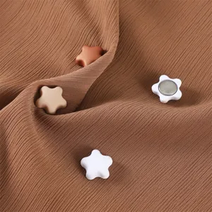Fibbia magnetica forte in lega a stella per fissare foulard e sciarpe con stile.