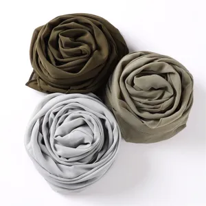 Chiffon Hijab Schal Detail mit zarten gerollten Rosenformen in drei eleganten Unifarben.