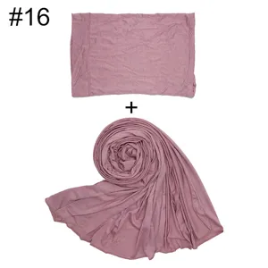 Detailansicht des Damen einfarbigen Baumwoll Modal Hijab Schal und Innenkappe Set in Altrosa.