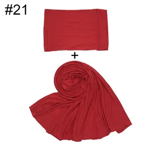 Detailansicht des roten Untertuchs und passenden Hijab-Sets aus weichem Baumwollstoff im Alltag.