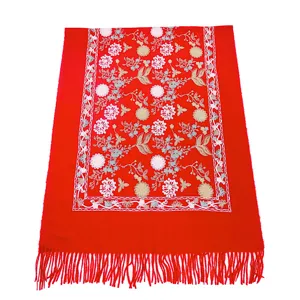 Sciarpa donna effetto cashmere rosso con ricamo floreale bohémien e frange classiche.