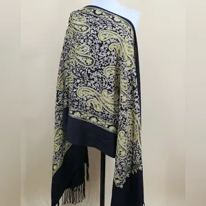 Étole noire style cachemire avec broderie dorée et franges élégantes, vue détaillée.
