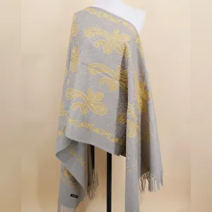Vue détaillée d'une écharpe effet cachemire grise avec broderie cachemire dorée.