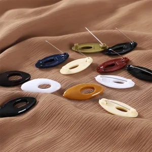 Bunte hohle Plastik Sicherheitsnadeln und Schal Clips Set, modische Anti-Blend Knöpfe für Damen.