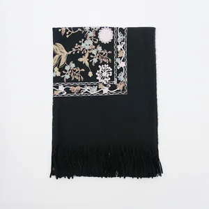 Sciarpa da donna stile etnico bohémien in cashmere sintetico con ricami floreali e frange.