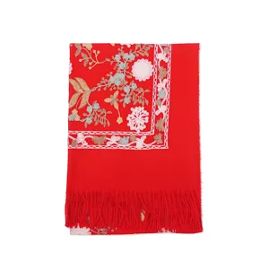 Sciarpa rossa effetto cashmere con squisito ricamo floreale e orlo con frange eleganti.