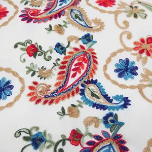 Gedetailleerd uitzicht van geborduurde kasjmier-look sjaal met kleurrijke paisley en bloemen.
