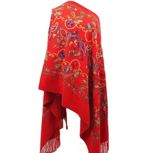 Rode geborduurde kwastensjaal, stijlvolle warme winterscarf voor dames hoofdaanzicht.