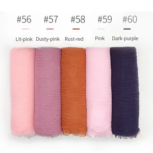 Dettaglio di foulard hijab spiegazzato in cotone TR con varie opzioni di tinta unita.