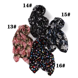 Vue détaillée du foulard carré en mousseline imprimée, motif floral et cœur, texture douce.