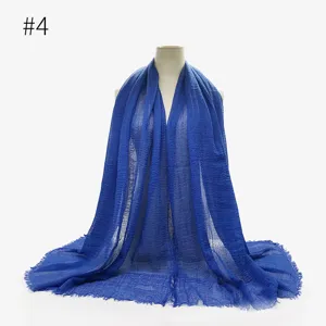 Scialle hijab stropicciato blu reale da donna, foulard leggero in misto cotone con frange.