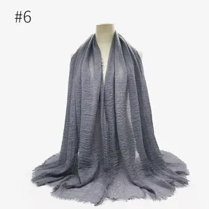 Sciarpa hijab in misto cotone stropicciato tinta unita con bordi a frange per donna.