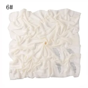 Gedetailleerd overzicht van de elegante effen chiffon hoofddoek sjaal met strass bladeren en randen.