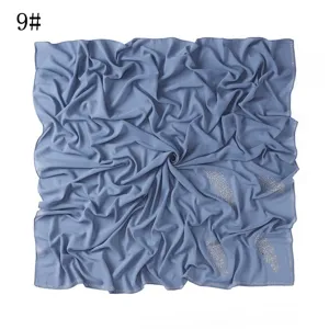 Blauwe chiffon vierkante sjaal met strass veer patroon en glinsterende kristallen rand.