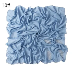 Lichtblauwe chiffon vierkante sjaal met hot-drilling details, elegant hoofddoekontwerp.