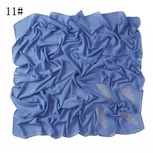Blauwe chiffon vierkante hijab met strass bladpatronen, elegante moslim hoofddoek voor vrouwen.