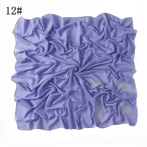 Paarse chiffon vierkante sjaal hijab met delicate strass blad details en zachte stof.