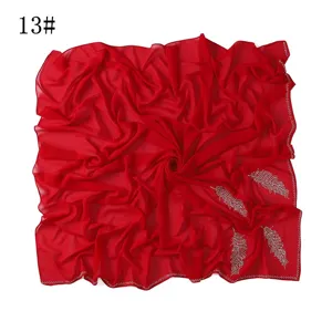 Rode chiffon vierkante sjaal met strass veren ontwerp, elegante mode hoofddoek voor dames.