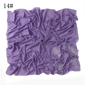 Gedetailleerd uitzicht op de paarse chiffon vierkante sjaal met prachtige strass bladmotieven.