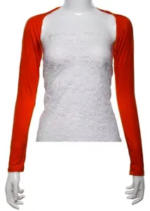 Détail de manche boléro modal orange montrant un tissu doux et un design raglan sans coutures.