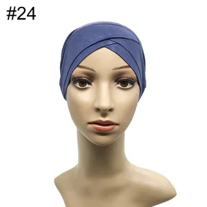 Detailaufnahme der blauen Modal Kreuz Turban Mütze im Detail, weicher und elastischer Stoff.