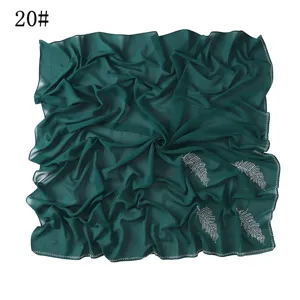 Donkergroene chiffon vierkante sjaal met strass bladpakket en glinsterend randontwerp.